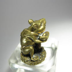 ★タイのミニ仏シリーズ◆鋳物で作られた可愛いメタルの置物◆金塊を持ったネズミちゃんー２ 3枚目の画像