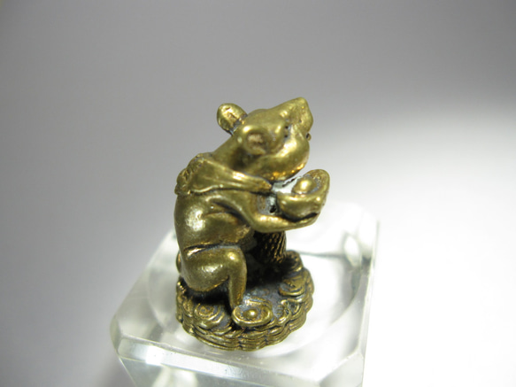★タイのミニ仏シリーズ◆鋳物で作られた可愛いメタルの置物◆金塊を持ったネズミちゃんー２ 3枚目の画像