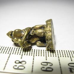 ★タイのミニ仏シリーズ◆鋳物で作られた可愛いメタルの置物◆金塊を持ったネズミちゃんー２ 5枚目の画像