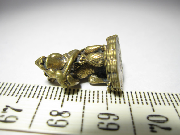 ★タイのミニ仏シリーズ◆鋳物で作られた可愛いメタルの置物◆金塊を持ったネズミちゃんー２ 5枚目の画像