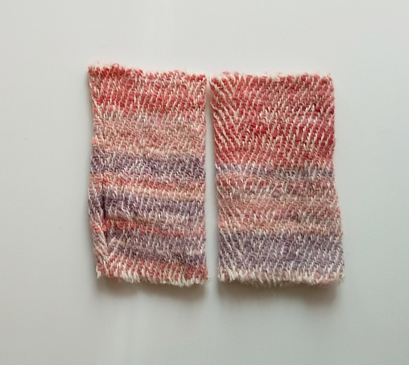 ふわっと暖かい手染め手紡ぎ糸を使った手織りハンドウォーマー 　赤～ピンク 2枚目の画像