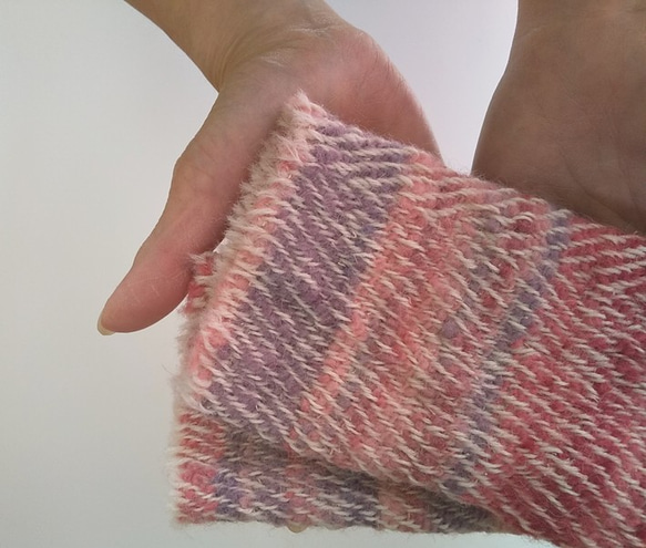 ふわっと暖かい手染め手紡ぎ糸を使った手織りハンドウォーマー 　赤～ピンク 3枚目の画像