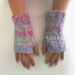 ふわっと暖かい手染め手紡ぎ糸を使った手織りハンドウォーマー 　ブルー～ピンク 1枚目の画像