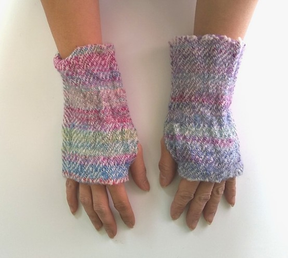 ふわっと暖かい手染め手紡ぎ糸を使った手織りハンドウォーマー 　ブルー～ピンク 1枚目の画像