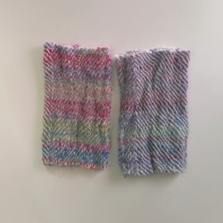 ふわっと暖かい手染め手紡ぎ糸を使った手織りハンドウォーマー 　ブルー～ピンク 2枚目の画像