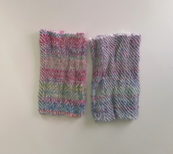 ふわっと暖かい手染め手紡ぎ糸を使った手織りハンドウォーマー 　ブルー～ピンク 2枚目の画像