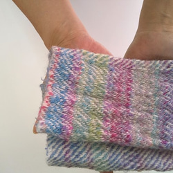 ふわっと暖かい手染め手紡ぎ糸を使った手織りハンドウォーマー 　ブルー～ピンク 3枚目の画像
