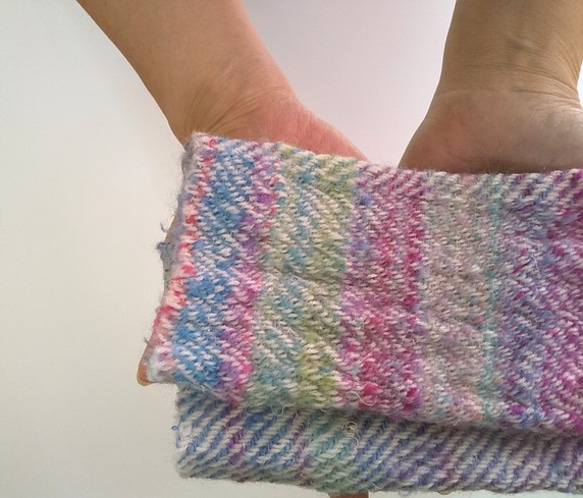 ふわっと暖かい手染め手紡ぎ糸を使った手織りハンドウォーマー 　ブルー～ピンク 3枚目の画像