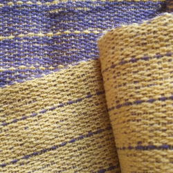 手織り　昼夜織　キャメルのマフラー 4枚目の画像