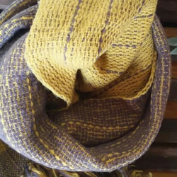 手織り　昼夜織　キャメルのマフラー 5枚目の画像