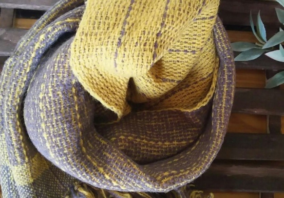 手織り　昼夜織　キャメルのマフラー 5枚目の画像