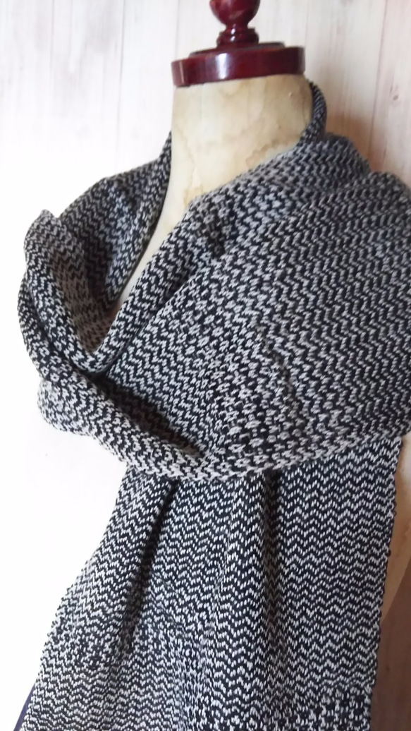 手織り　綾織りカシミヤマフラー　黒　325 3枚目の画像