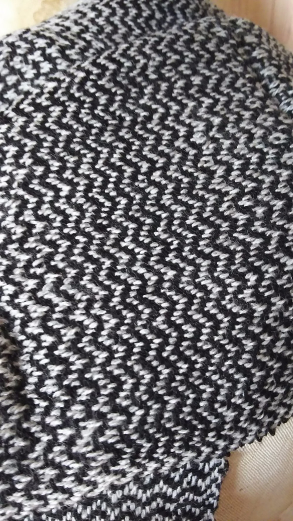 手織り　綾織りカシミヤマフラー　黒　325 4枚目の画像