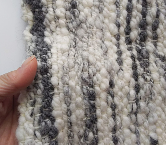 再販　手紡ぎアルパカウールの手織りスヌード　濃いグレー 5枚目の画像