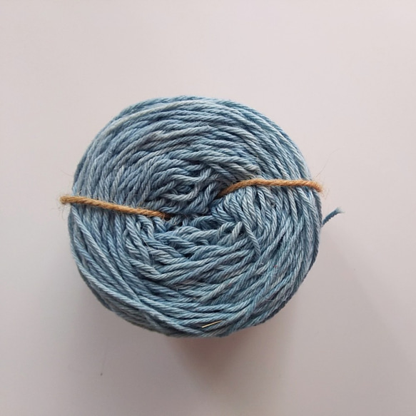 編み織り、刺し子などに♪草木染め糸　インド藍染　綿　コットン 　太め 50g 4枚目の画像