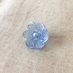 花の形のキラキラヴィンテージガラスボタン（薄青、22mm） 1枚目の画像