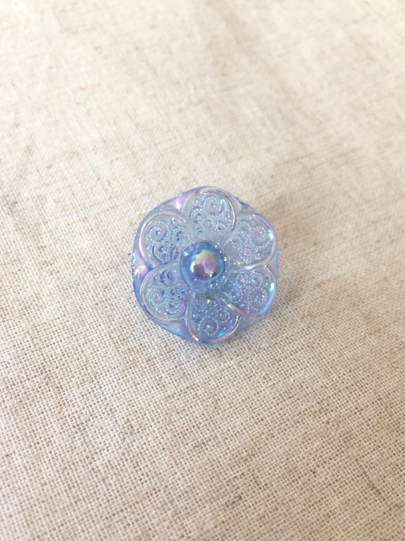 花の形のキラキラヴィンテージガラスボタン（薄青、22mm） 3枚目の画像