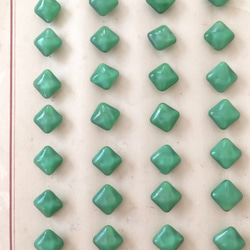 ＜２つ＞ひし形緑色ヴィンテージガラスボタン 4枚目の画像