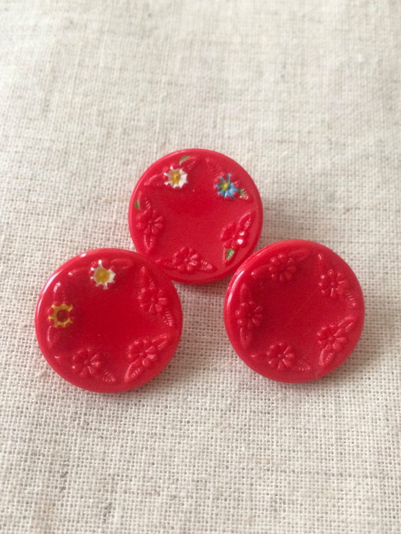 ＜３つセット＞赤い花ペイントのヴィンテージガラスボタン 2枚目の画像