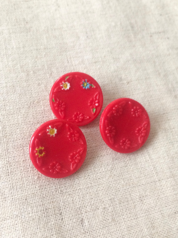 ＜３つセット＞赤い花ペイントのヴィンテージガラスボタン 3枚目の画像