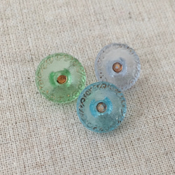 小さな繊細なガラスボタンの３つセット（カラー１） 2枚目の画像