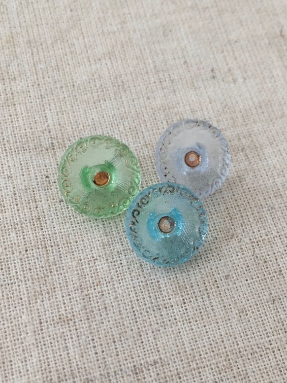 小さな繊細なガラスボタンの３つセット（カラー１） 2枚目の画像