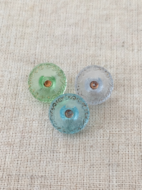 小さな繊細なガラスボタンの３つセット（カラー１） 3枚目の画像