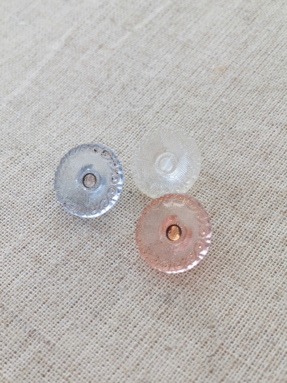 小さな繊細なガラスボタンの３つセット（カラー2） 1枚目の画像