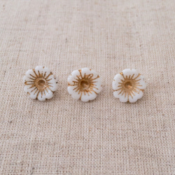 小さな花のヴィンテージガラスボタン（white12mm) 2枚目の画像