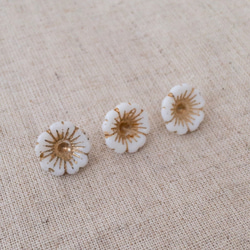 小さな花のヴィンテージガラスボタン（white12mm) 3枚目の画像