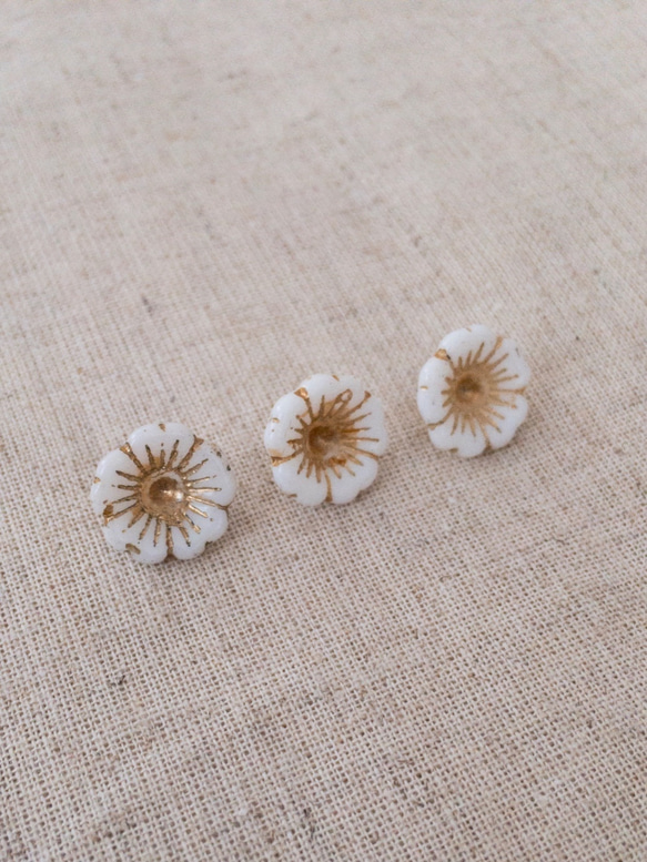 小さな花のヴィンテージガラスボタン（white12mm) 3枚目の画像