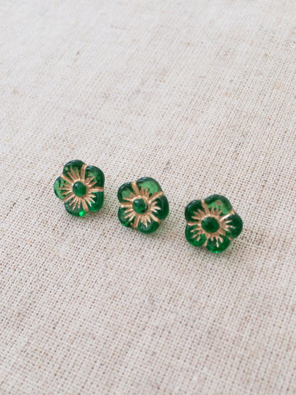 ＜２個セット＞小さな小さな花のヴィンテージガラスボタン（green 9mm) 3枚目の画像