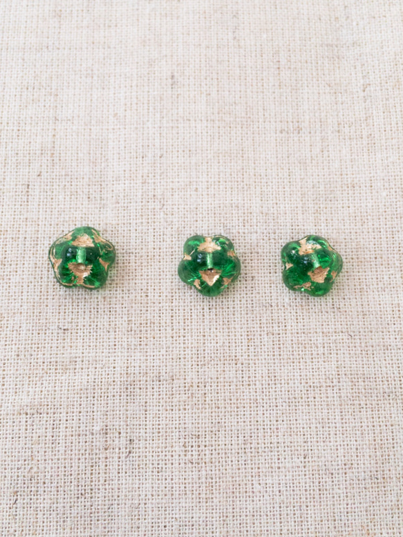 ＜２個セット＞小さな小さな花のヴィンテージガラスボタン（green 9mm) 4枚目の画像