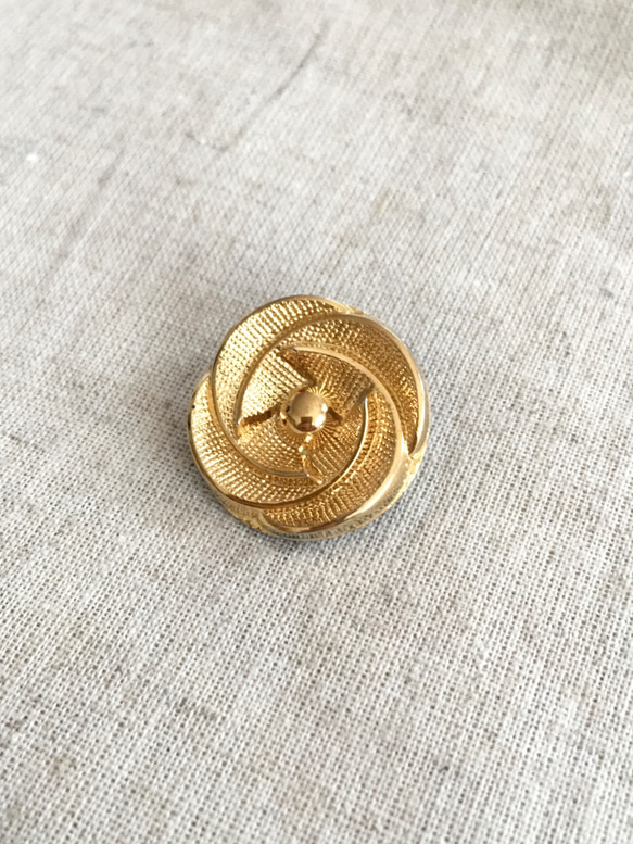 ゴールド薔薇モチーフのヴィンテージガラスボタン(21mm) 2枚目の画像