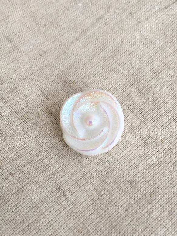 ホワイト薔薇モチーフのヴィンテージガラスボタン(19mm) 1枚目の画像