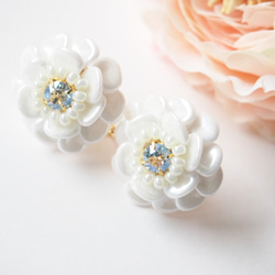 white flower pierce/earring(moon light) 1枚目の画像