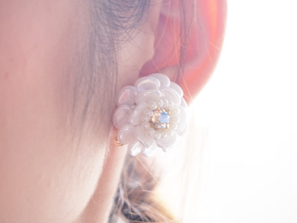 white flower pierce/earring(moon light) 3枚目の画像