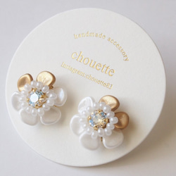 white flower pierce/earring petit (gold) 第1張的照片