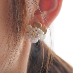 white flower pierce/earring petit (gold) 第2張的照片