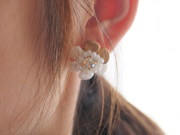 white flower pierce/earring petit (gold) 第2張的照片