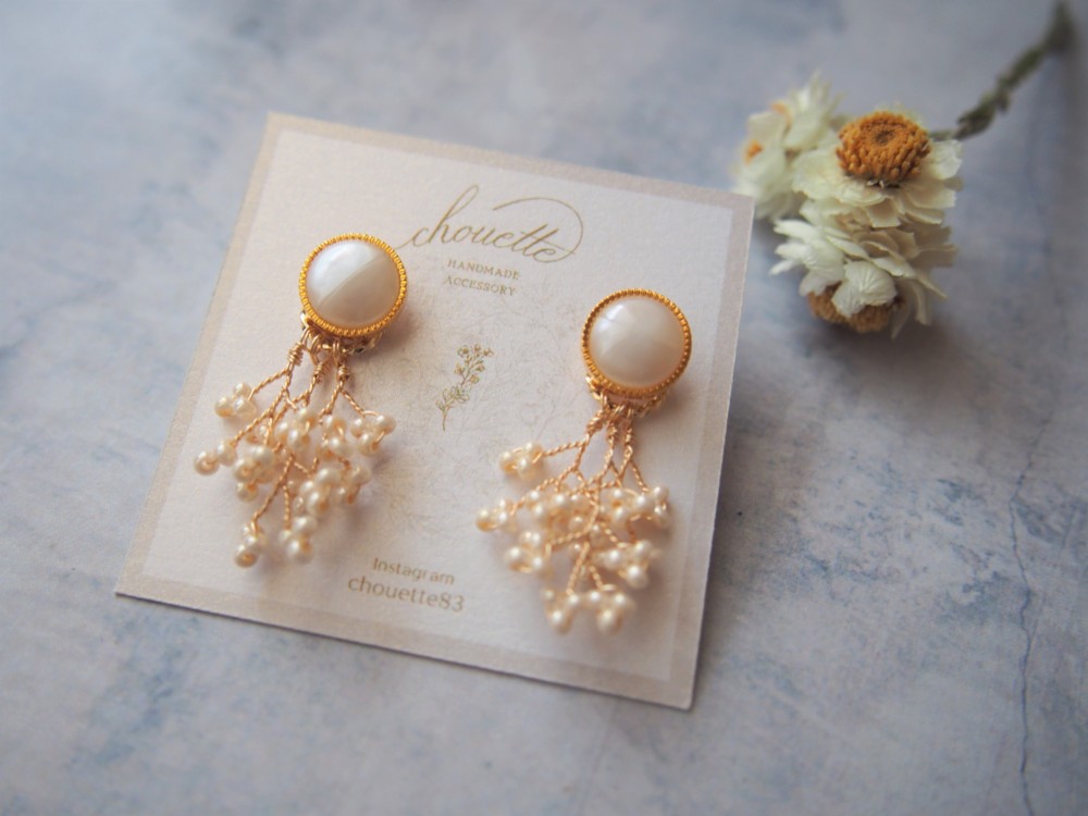 ヴィンテージ系ボタンの花びらチャームピアス／イヤリング k01069.jpg
