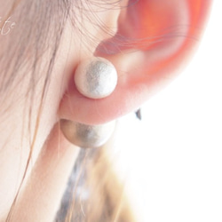 【14kgf】彩色珍珠耳扣耳環（霧面灰） 第2張的照片
