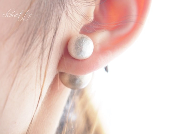 【14kgf】彩色珍珠耳扣耳環（霧面灰） 第2張的照片