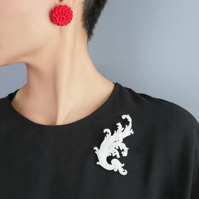 フルーメン　ブローチ　白