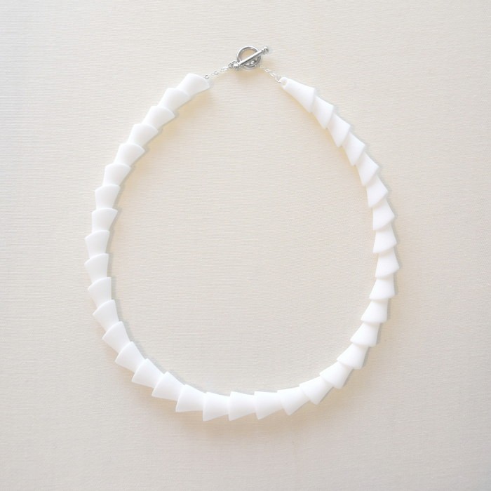 メヘン　白　３ｄプリントネックレス