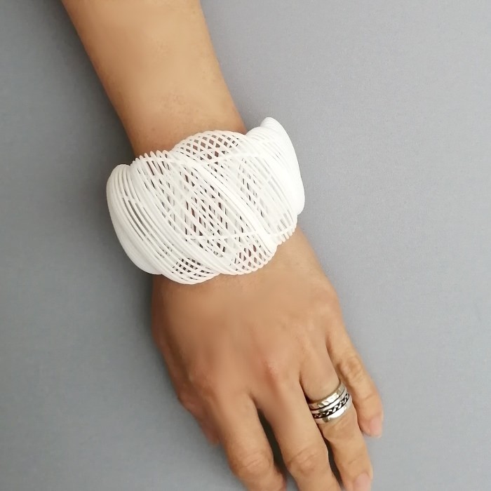 シーラス　バングル　白
