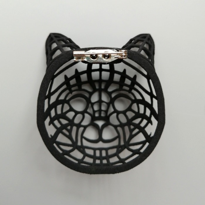 ネコ　ブローチ　黒