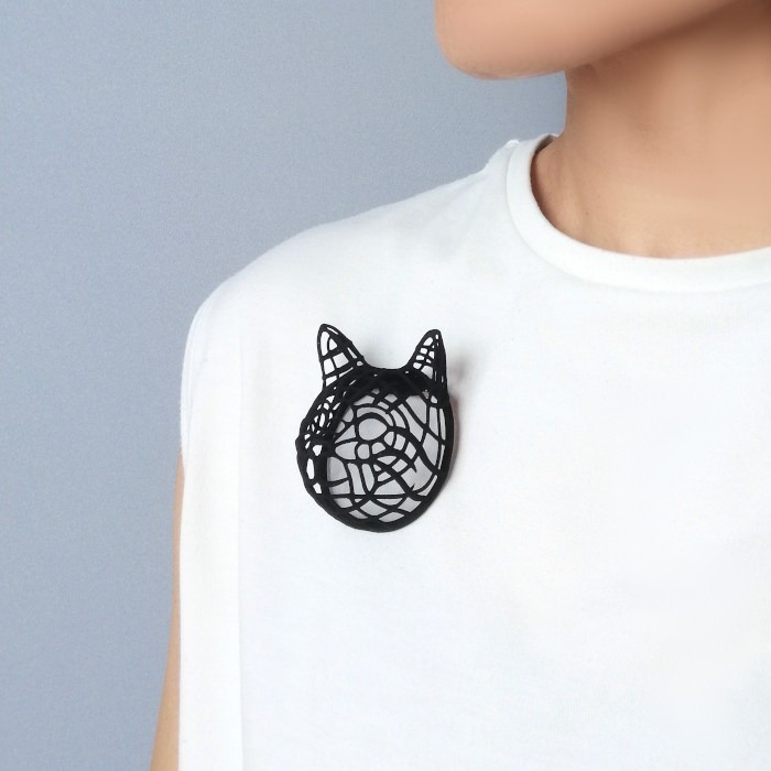 ネコ　ブローチ　黒
