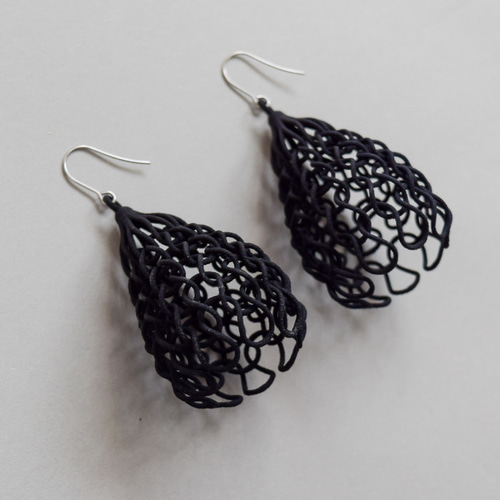 ニット黒 片耳 ピアス・イヤリング ピアス（フック・チェーン