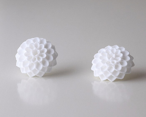 ダリアのピアス- 花びら一枚一枚に七宝焼を施した上品な一品 P153 ダリアのピアス- 花びら一枚一枚に七宝焼を施した上品な一品